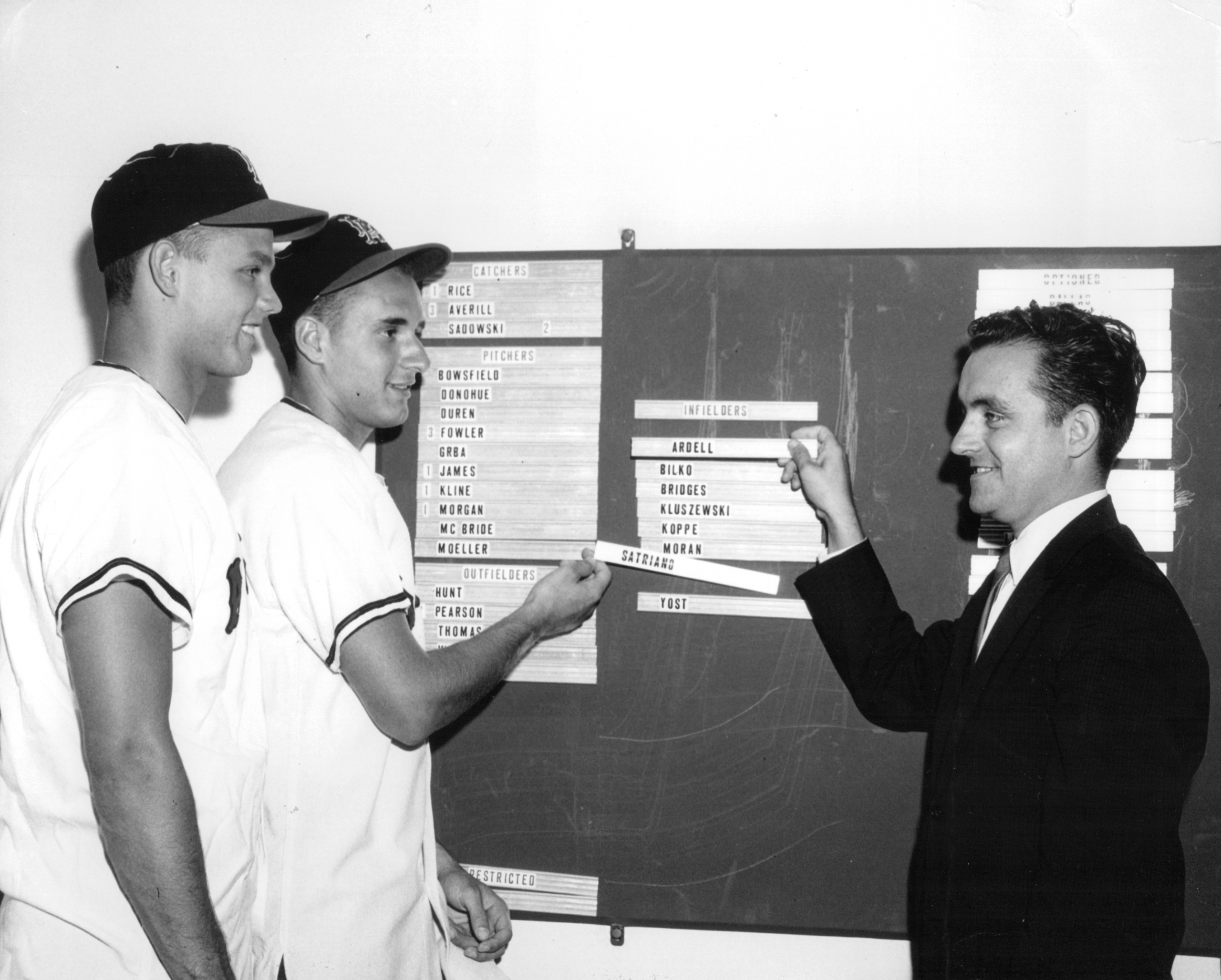 Los Angeles Angels executive, right, talks with two 1961 USC 